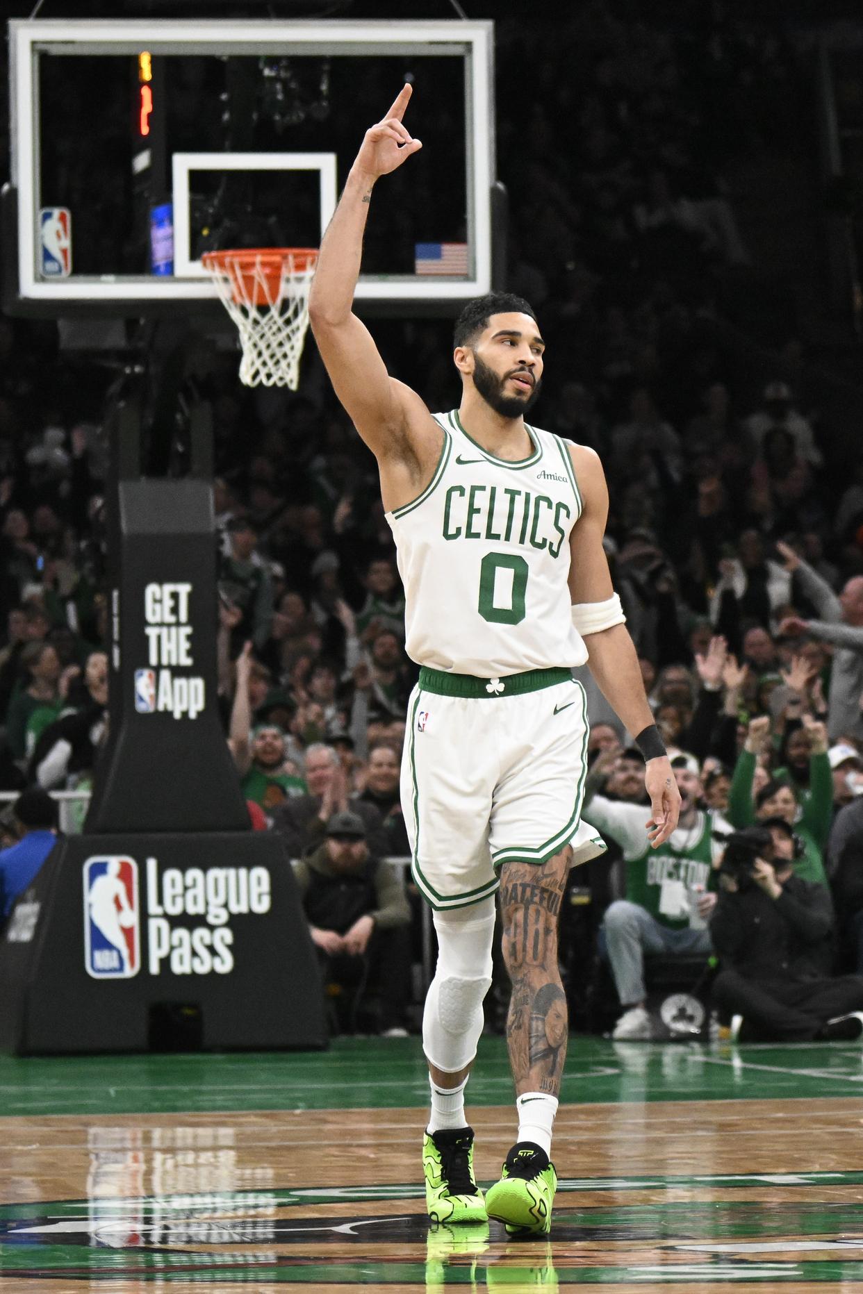 关于塔图姆迎来二十赛季出色发挥，曼联观众热烈欢呼！的信息